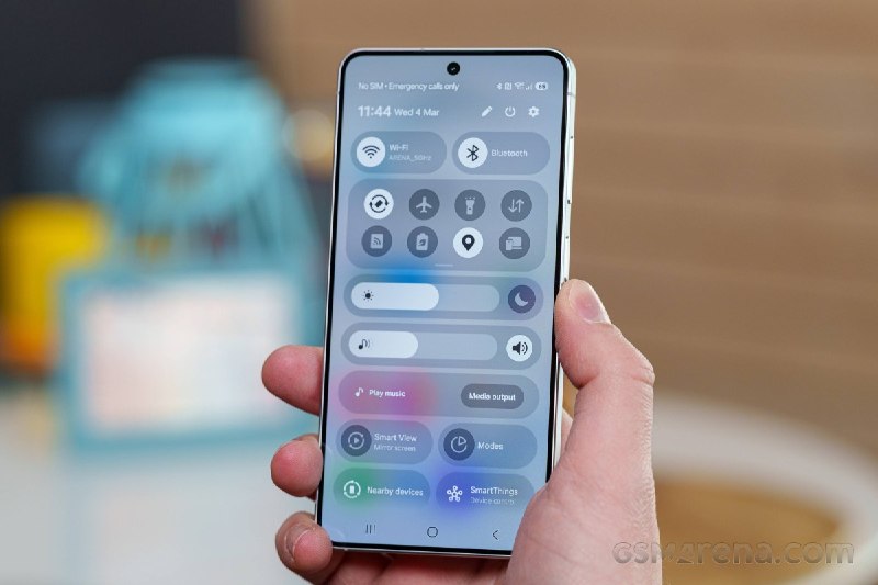 三星或在 Galaxy S27 上引入京东方屏幕据韩国媒体报道，中国面板厂商京东方正尝试打入三星高端旗舰供应链，希望为即将到来的 Galaxy S27 系列提供显示屏