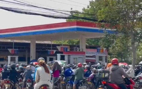 东南亚油荒蔓延：中国电车4S店被挤爆 奥迪车主改坐地铁近期，一场严重油荒正快速席卷东南亚多国，燃油供应紧张、价格大幅上涨，让当地燃油车出行陷入困境，日常通勤、物流运输都受到明显影响