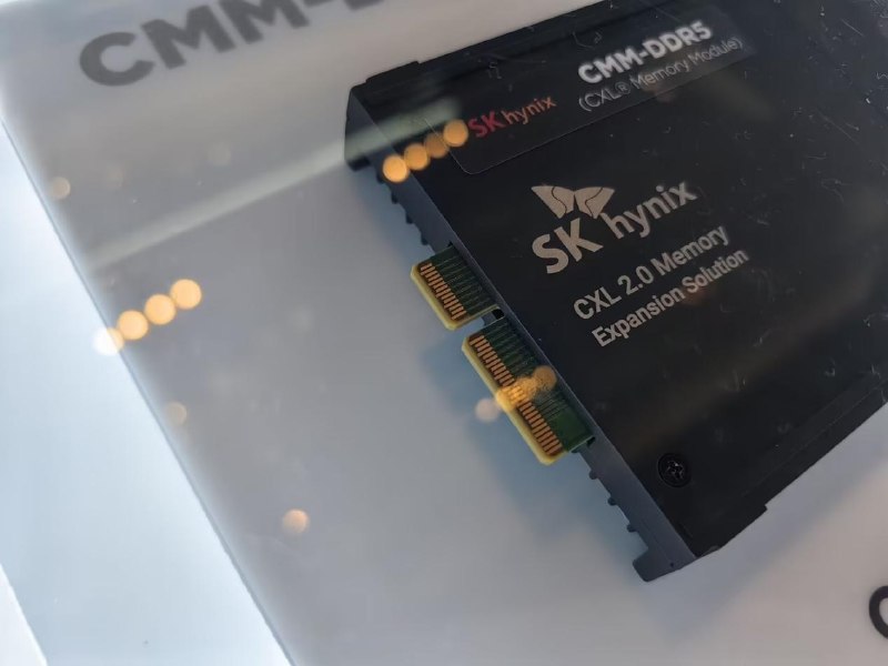 SK海力士展出最新CMM-DDR5内存：单条128GB+、带宽36GB/s在今日举行的CFMS 2026全球闪存峰会上，SK海力士展出了旗下CMM-DDR5 CXL内存模组，面向AI服务器和高性能计算场景提供大容量内存扩展方案