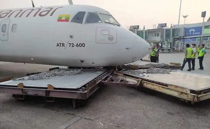缅甸一客机滑行时疑似刹车失灵 撞完空客A319又撞上板车据缅甸媒体报道，当地时间4月20日上午9时许，缅甸仰光国际机场发生一起惊险的地面事故