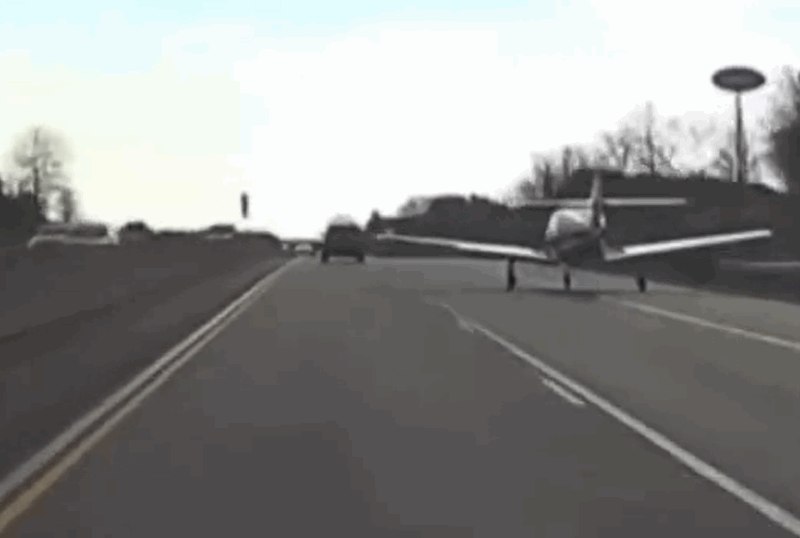 现实版GTA 美国一架飞机在公路上紧急迫降 后车拍下惊险全程美国宾夕法尼亚州4月4日上午，一架小型飞机在一条州级公路上紧急迫降