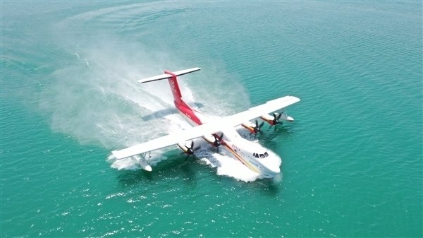 鲲龙AG600批产第四架机总装下线据中国航空工业集团官方介绍，近日，AG600飞机批产第四架机（1105架机）在珠海总装下线，完成2026年度首架机总装交付