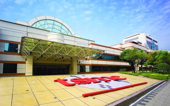 台积电正二倍速推进扩产 2nm首年产出将提升约45%台积电资深副总经理侯永清表示，为应对AI与高性能计算（HPC）需求爆发，相较过往，台积电正以“二倍速”推进扩产计划