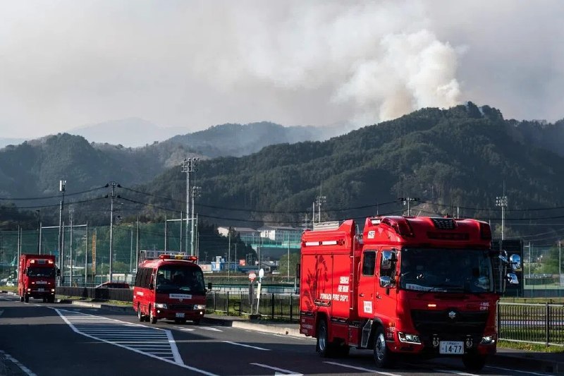 日本北部山火肆虐 3000余人撤离日本北部千余名消防员连续第四天奋力扑救两处山火，火势逼近居民区，迫使3000余名居民撤离