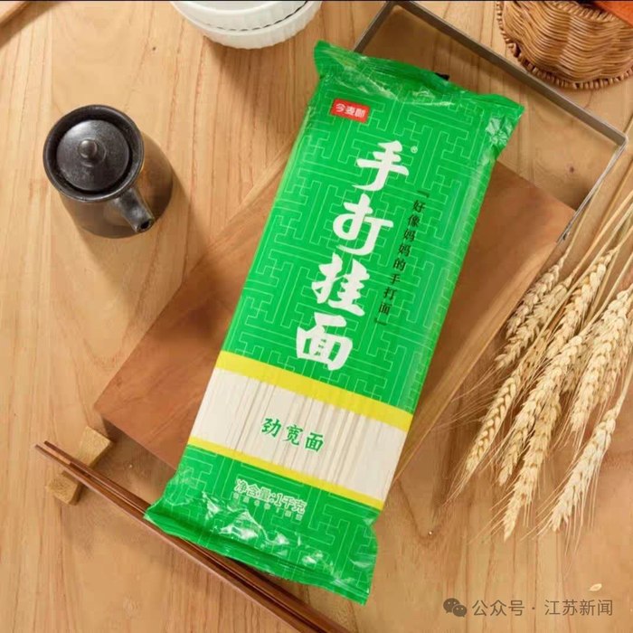 今麦郎董事长回应“手打”是商标：立即停止生产所有带有此商标产品针对消费者购买今麦郎“手打挂面”后发现“手打”仅为注册商标一事，今麦郎集团董事长范现国在社交平台发布视频回应称，“手打”商标于2006年注册，已使用20年