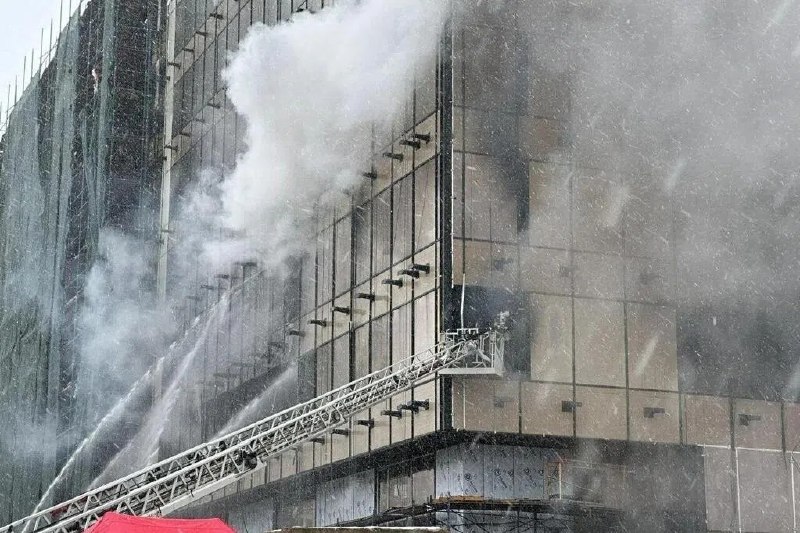 俄莫斯科一栋建筑发生火患 造成至少七死13伤俄罗斯莫斯科北部一栋建筑发生火患，造成至少七人死亡，13人受伤