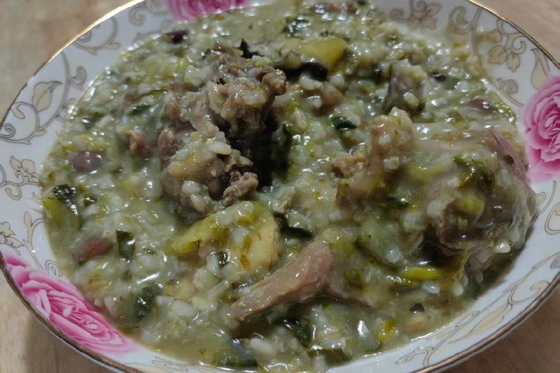 朱学东：远去的咸粥｜饮食咸骨头才是一锅咸粥的灵魂咸粥　　“如果今天不是大年夜，这个小雨天最适合吃咸粥了