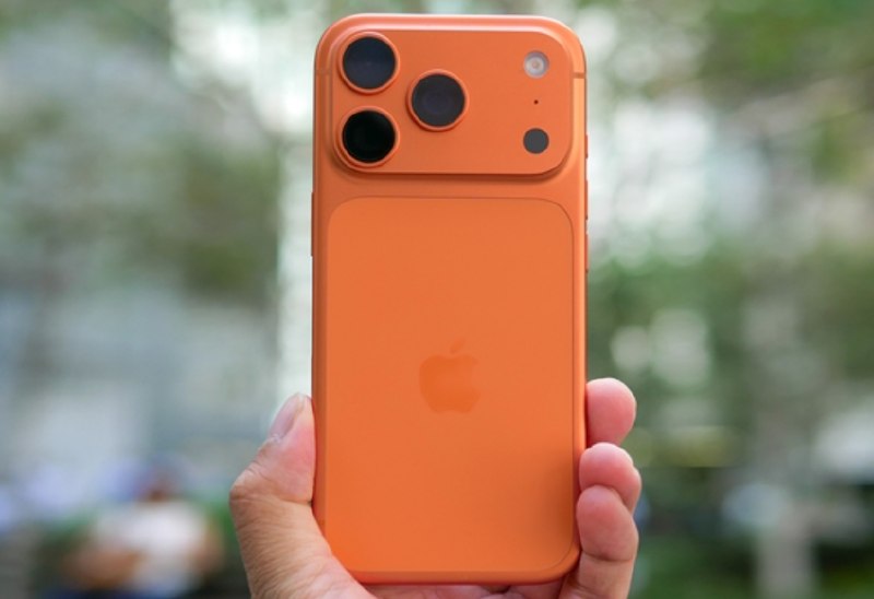 新款iPhone电量耗尽后可能无法开机 多款机型受影响有用户反馈多款新款iPhone存在Bug，手机电量彻底耗尽关机后，会出现无法开机的情况，受影响机型包含iPhone 17系列及iPhone Air等产品