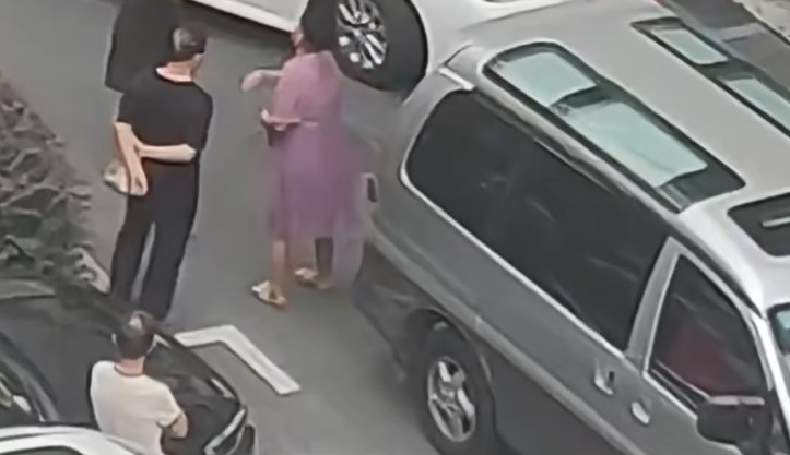 女子因停车与邻居吵架后身亡 家属索赔122万 法院判赔14.9万元此前，海南万宁一小区内，业主李先生与邻居常女士因停车问题发生口角，争执中常女士突然摔倒，经抢救无效不幸身亡