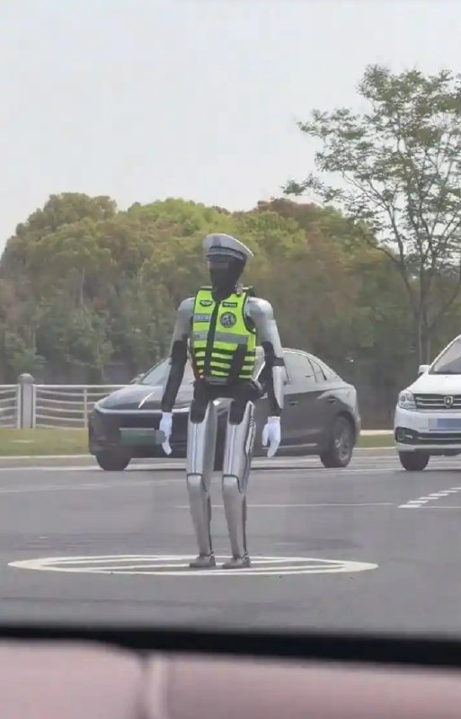 起猛了！街头看到机器人交警在指挥交通 多方回应近日，有网友拍到身穿无锡交警反光衣的双足人形机器人在路口执勤，视频配文“来到了BigCity”，迅速引发全网热议