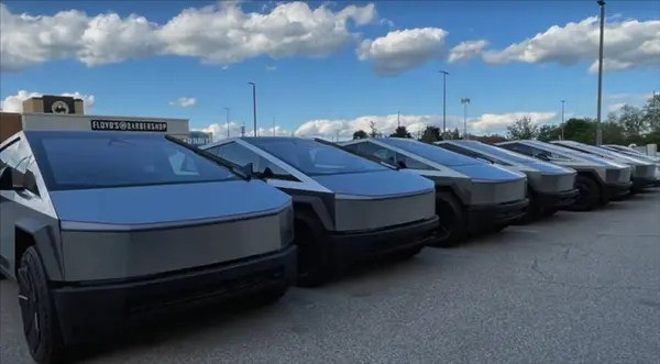 马斯克自己买自家车 SpaceX包揽Cybertruck全美8%销量 未获一分钱折扣据巴伦周刊报道，SpaceX最新提交的S-1 IPO注册声明披露，该公司斥资1.31亿美元购入特斯拉Cybertruck，且未获得任何折扣，全部按照制造商建议零售价（MSRP）成交