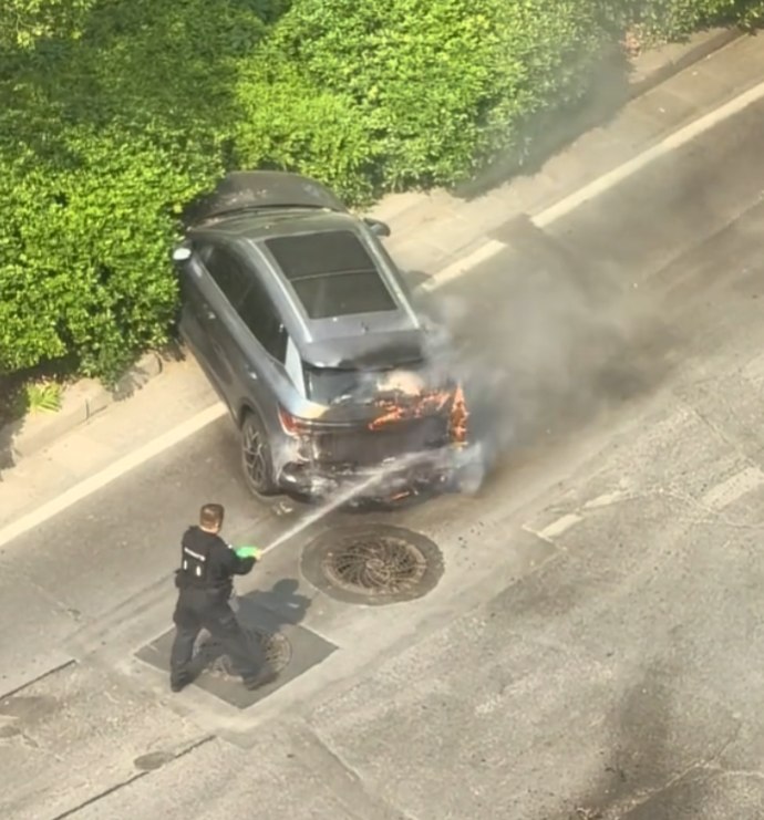 一电车自燃引燃邻车 司机及时撤离 爱车尾部仍遭焚毁今天下午，郑州市金水路建业路发生一起车辆燃烧险情，停在路边的一辆白色新能源轿车燃起熊熊大火，还引燃了旁边的车辆，司机发现后第一时间逃离，尾部仍遭焚毁
