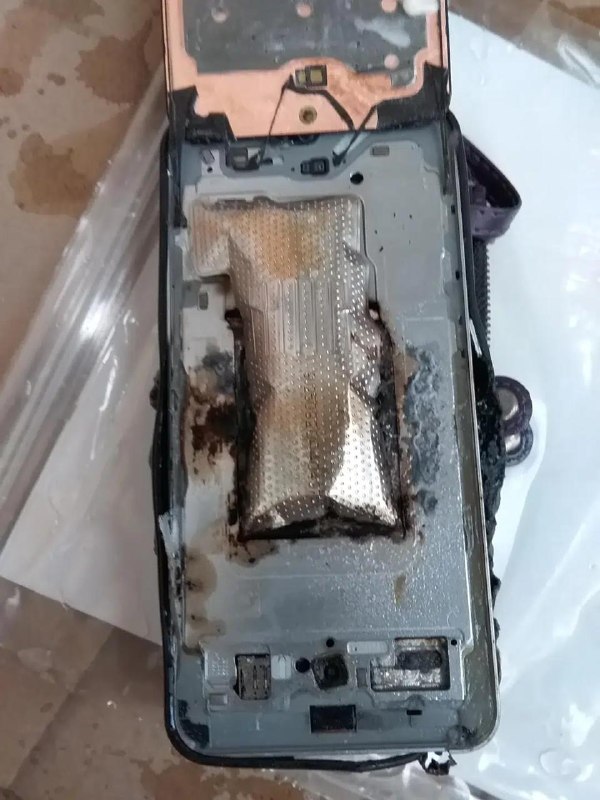 三星 Galaxy S25 FE 被曝夜间床边充电时起火爆炸加拿大网友称手机放床垫上充电（事发时使用第三方 20W 充电器），还套着厚钱包壳、里面有硬币，结果先被爆裂声惊醒，头发被烧焦、颈部轻微烧伤，卧室也被浓烟熏黑