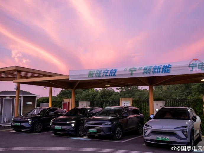 南京车主能卖电赚钱 虚拟电厂规模堪比大型电厂国家电网宣布，截至目前，南京市虚拟电厂管理平台已接入运营商20家、聚合用户超4300户，申报调节能力突破30万千瓦，等效于一座大型绿色调峰电厂