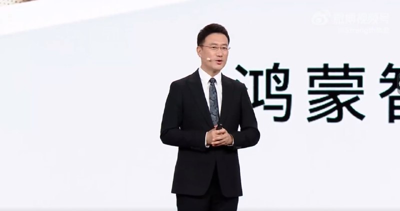 余承东缺席3月发布会原因曝光：曾在长沙摔了一跤 骨头至今不太能弯近日，华为全新旗舰Pura 90系列发布会期间，一张关于余承东中场休息的照片引发热议，有网友认为他的坐姿是在“耍大牌”