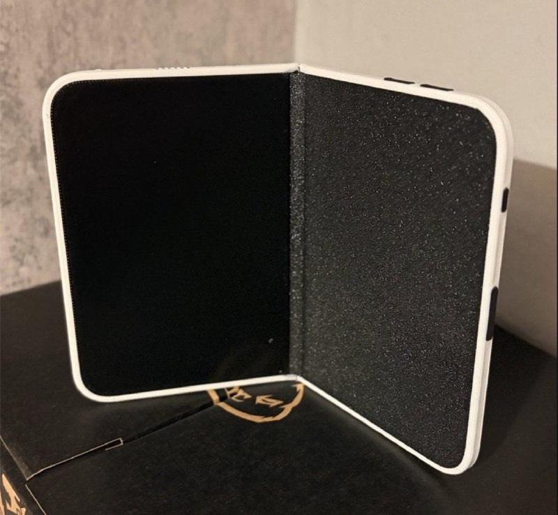 iPhone Fold最新模型出炉：音量键搬到顶部 果粉不得不重新适应有博主在社交平台上晒出了苹果首款折叠屏手机iPhone Fold的最新模型