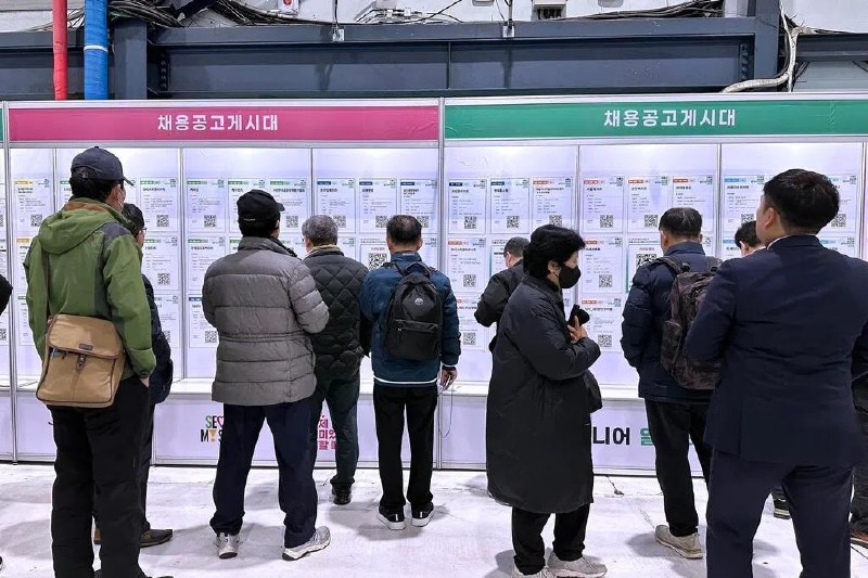 韩国70岁以上就业人口首破200万大关最新数据显示，2025年韩国70岁以上就业人口显著增长，同比增加9.2%，达到216.2万人