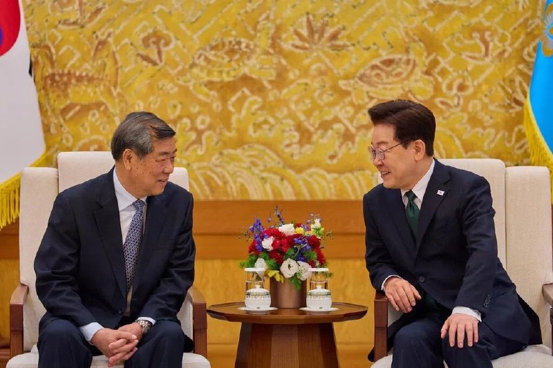 美中首脑会谈前夕 两国经济首长同步访韩在美中首脑会谈前夕，韩国总统李在明星期三（5月13日）接连会见到访首尔的中国国务院副总理何立峰与美国财政部长贝森特