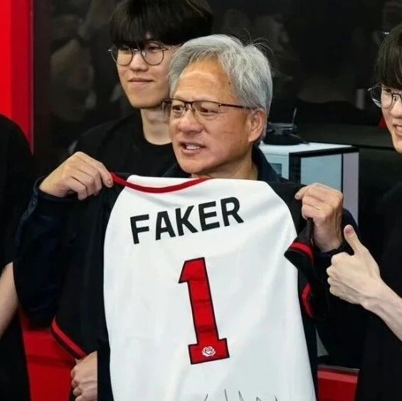 黄仁勋访韩第一站赶网吧，与Faker见面摆经典手势，现场劝粉丝买新显卡：我需要钱via 界面新闻