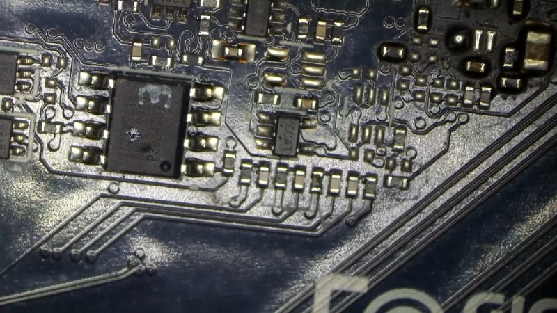 RTX 4090公版PCB改版时隔三年首度曝光 NVIDIA悄悄删了一颗芯片知名硬件维修频道Northwestrepair发布了RTX 4090 FE公版维修视频，揭露了一个此前从未被公开报道的事实，NVIDIA在RTX 4090的生命周期中进行过至少一次PCB改版，早期批次搭载的一颗芯片在后续版本中被移除