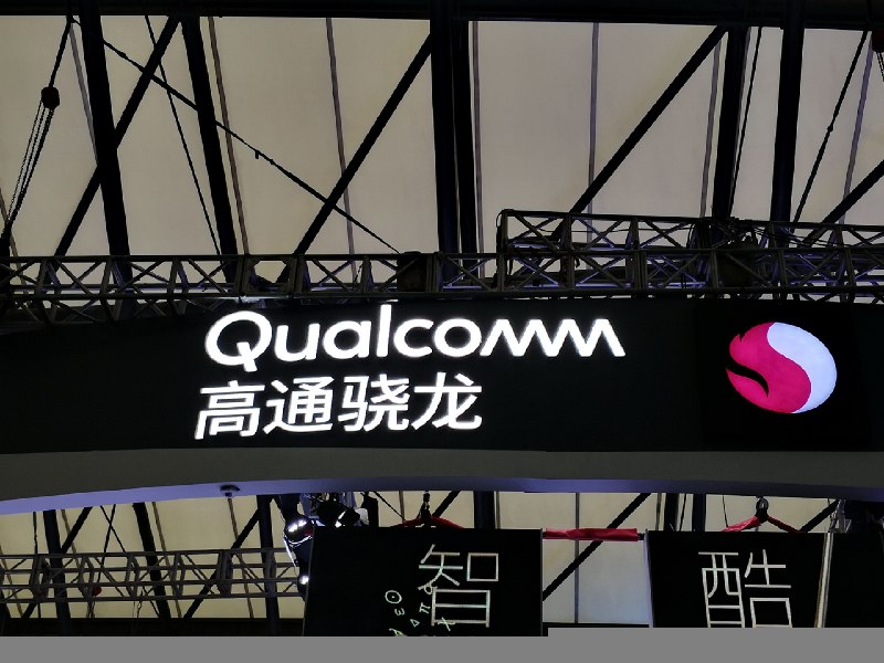 手机涨价后没人买 高通联发科合计减产约2000万颗处理器全球两大手机芯片厂商高通与联发科已同步下调4nm移动处理器出货量，合计减产规模达1500万至2000万颗，对应2万至3万片晶圆