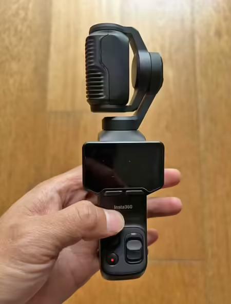 影石 Insta360 Luna 系列云台相机曝光：徕卡联合研发，支持 8K 录制影石 Insta360 与徕卡联合研发的 Luna 系列手持云台相机曝光，采用 1 英寸传感器、f/1.8 大光圈，支持 8K 录制、10-bit iLog 色彩和 14 档动态范围，被视为大疆 Osmo Pocket 4 的有力竞争对手