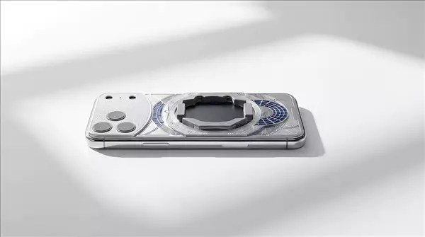 Caviar推出iPhone 17 Pro Max典藏版 机身可拆装瑞士名表高端数码定制品牌Caviar发布Masters of Time典藏系列，基于iPhone 17 Pro Max深度改装，首创机身内嵌可拆装瑞士机械腕表的定制方案