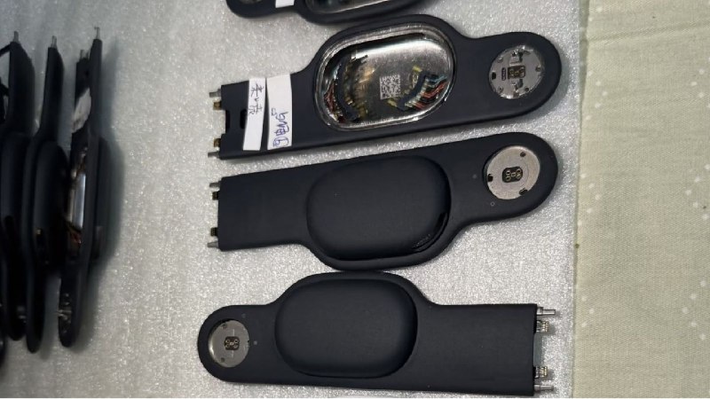 黑色版Apple Vision Pro零部件再度曝光 被指属于第二代疑似用于一款未发布全黑配色 Apple Vision 头显的零部件图片近日在网上曝光，来源为社交平台 X 账号 @LusiRoy8