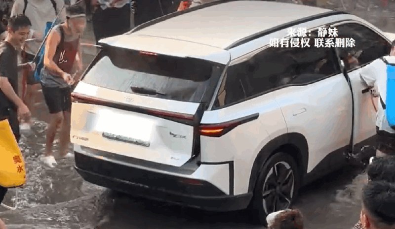 丰田SUV路过泼水节现场 被人打开后备箱泼水 车主：已报警 请求网友提供肇事者线索近日，在云南景洪市泼水节上，一辆丰田铂智3X SUV进入某街道后，路上有人往车上泼水
