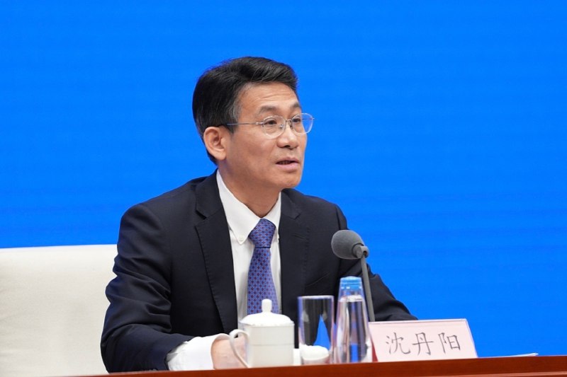 起草组解读：增长目标是两句话 用宏观政策的确定性应对形势的不确定性区间目标既为应对各种不确定因素留有空间，也有利于各地因地制宜制定本地区增长目标；只要把各种有利条件用好用足，完全可以争取更好结果2026年3月5日，国务院新闻办公室举行吹风会，解读《政府工作报告》，并答记者问