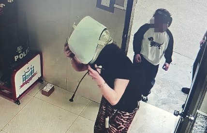 按摩枕咬住头发不放 女子紧急求助消防 无奈剪发才脱身杭州消防发文称，浙江杭州桐庐县一名女子在家用按摩枕放松时，不小心把头发卷进了滚轮里，怎么都弄不出来，只能顶着按摩枕跑到消防救援站求助