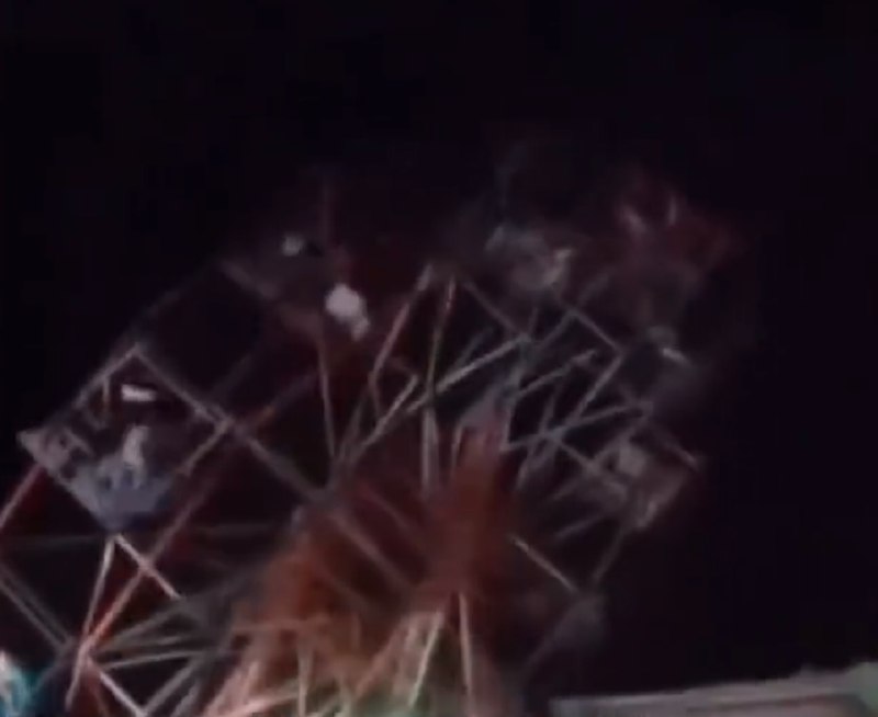 印度一简易摩天轮超载倒塌：底座撕裂 近30人受伤今日，印度北方邦一座约18米高的简易摩天轮运行时倒塌瞬间曝光