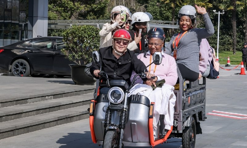 中国电动三轮车爆火美国 车价破万元翻了好几倍 销量只增不减据央视财经报道，根据成都海关的统计，今年的前两个月，四川出口电动摩托车超过了9000万元，同比增长超过了2倍