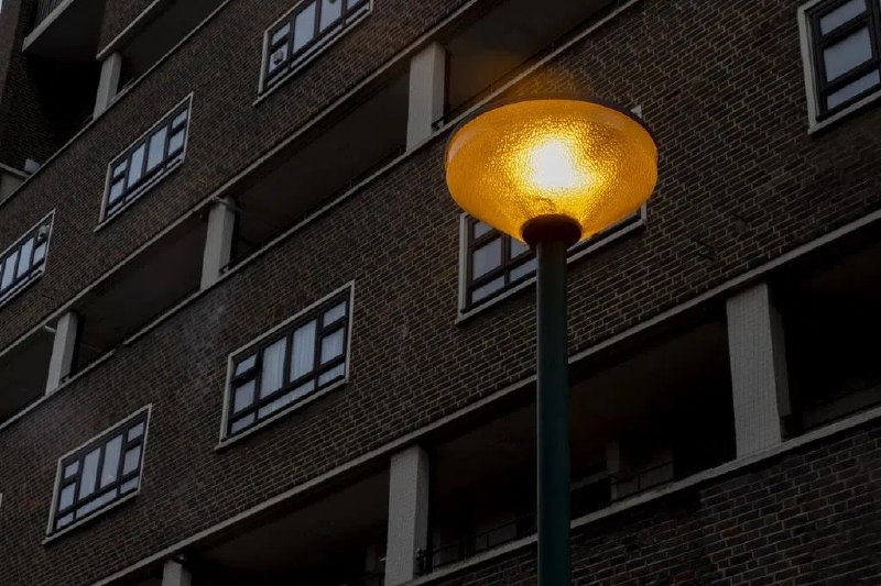 报告：中东战事或将英国家庭能源支出推高13%英国能源咨询公司发布的一份预测报告说，中东战事导致的能源价格上涨可能使英国家庭年度能源支出上限提高13%