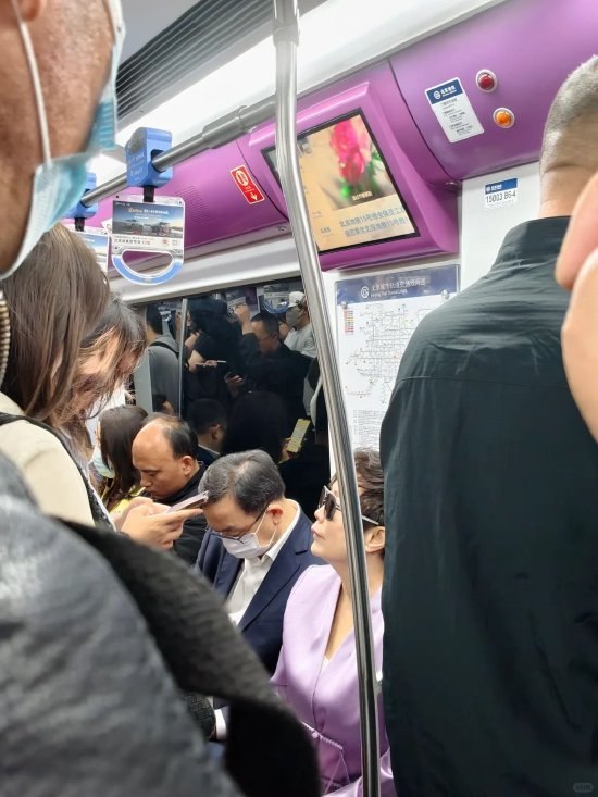 王传福夫妇坐地铁参加北京车展被偶遇2026北京车展期间，有网友在社交媒体上发文称，在地铁上偶遇比亚迪董事长王传福，引发关注