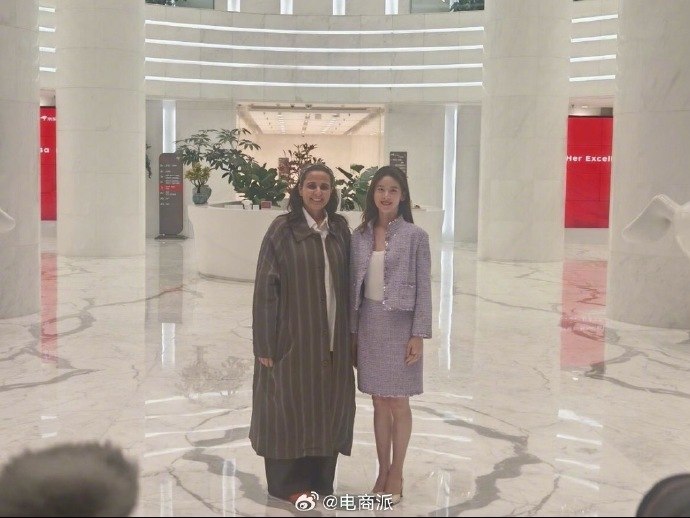 卡塔尔公主到访京东美术馆 章泽天与京东CEO许冉陪同近日，全球艺术界重量级人物 —— 卡塔尔玛雅莎公主到访京东美术馆，开启一场高端文化艺术交流之行，引发业内广泛关注