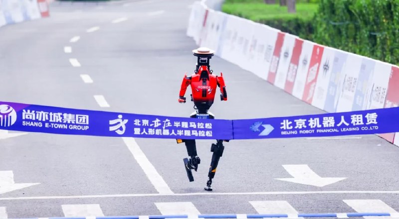 外媒热议人形机器人半马：中国在美竞争中“迈出关键一步”4月19日，2026北京亦庄半程马拉松暨人形机器人半程马拉松鸣枪开跑