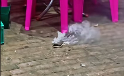 iPhone手机揣兜突然自燃 刚换了原装认证电池还是出了意外广东消防今天公布了一起手机自燃事件，事发4月18日，汕尾一位吴女士的iPhone手机放在衣服口袋里突然发热冒烟，她赶紧掏出来扔在地上，现场白烟直冒