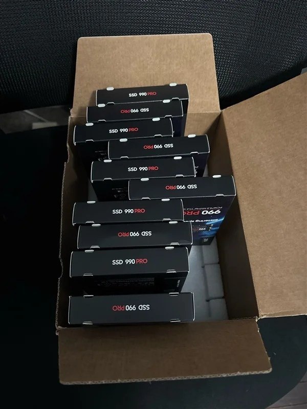 买一块三星990 PRO 2TB SSD却收到10块 价值3.3万元Reddit上一位网友称，自己在亚马逊上购买了一块三星990 PRO 2TB SSD，没想到开箱一看，居然有10块