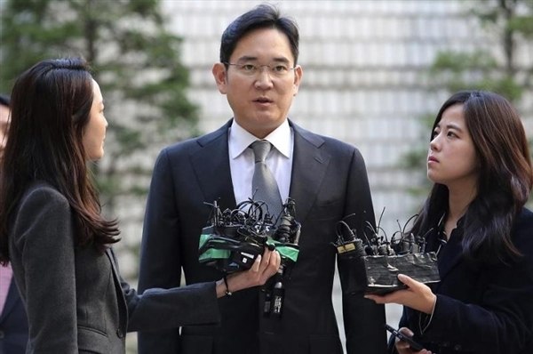 三星会长李在镕就劳资纠纷向公众致歉据报道，在与工会新一轮薪资谈判破裂数日后，三星电子会长李在镕就企业内部矛盾引发社会各界担忧一事，向公众正式致歉