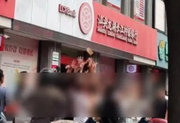 小区有人高空狂撒百万港币 路人争抢 警方呼吁要上交今日，广东汕头市一小区发生高空抛撒现金事件，大量港币从楼栋高处飘落，引发周边居民及路人聚集争抢