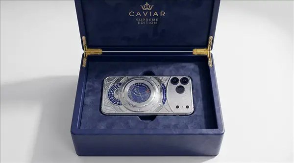 Caviar推出iPhone 17 Pro Max典藏版 机身可拆装瑞士名表高端数码定制品牌Caviar发布Masters of Time典藏系列，基于iPhone 17 Pro Max深度改装，首创机身内嵌可拆装瑞士机械腕表的定制方案