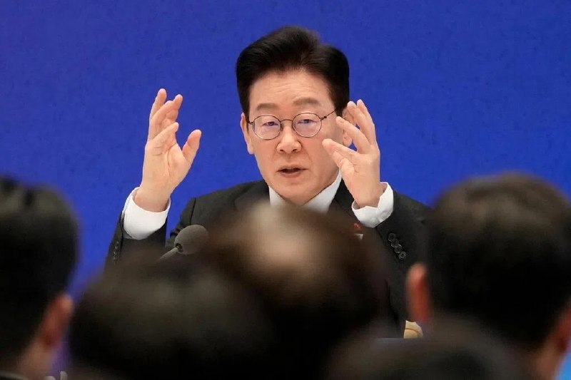 李在明吁三星电子劳资双方相互妥协韩国总统李在明星期一（5月18日）呼吁三星电子劳资双方凝聚智慧，摒弃单方面利益，相互妥协，寻求折中方案