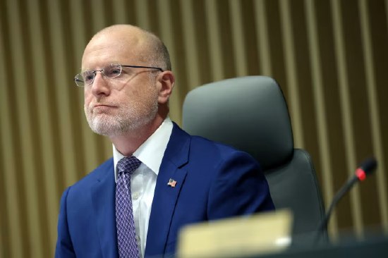 美国联邦通信委员会推进将电信呼叫中心迁回美国的计划FCC 主席布兰登・卡尔表示，境外呼叫中心导致美国消费者获得的客服支持延迟，并带来安全风险