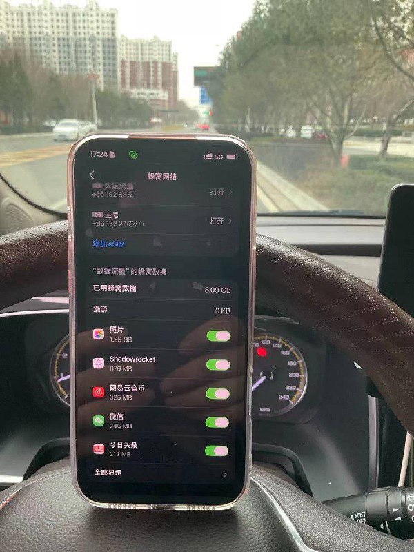 🖼 咸鱼无所不能啊咸鱼无所不能啊有人实测发现：给海外版 iPhone 写入中国运营商 eSIM 是可行的，但流程比较特殊——需要先把实体 SIM 卡邮寄给服务方，对方读取卡内数据后，通过具备 GSMA 认证的 SM-DP+ 服务器生成 eSIM 二维码，再发回给用户使用