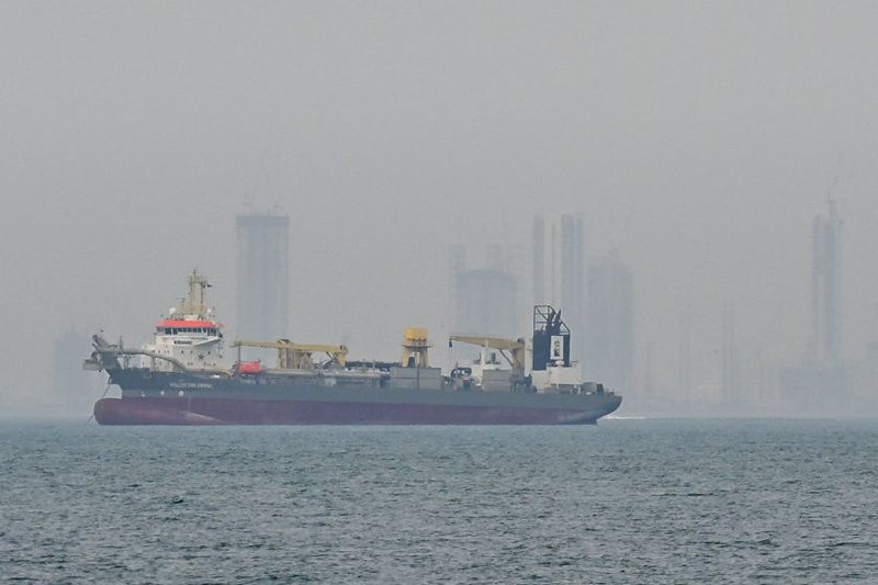 独家｜中东海上战争险费率敲定 油轮日租金近80万美元一周跳涨4倍新的战争险保费从之前的0.25%涨至1%，且每7天续保一次，保费成本或比战前暴涨近十倍2026年3月2日，商船停泊在阿联酋霍尔木兹海峡附近海域