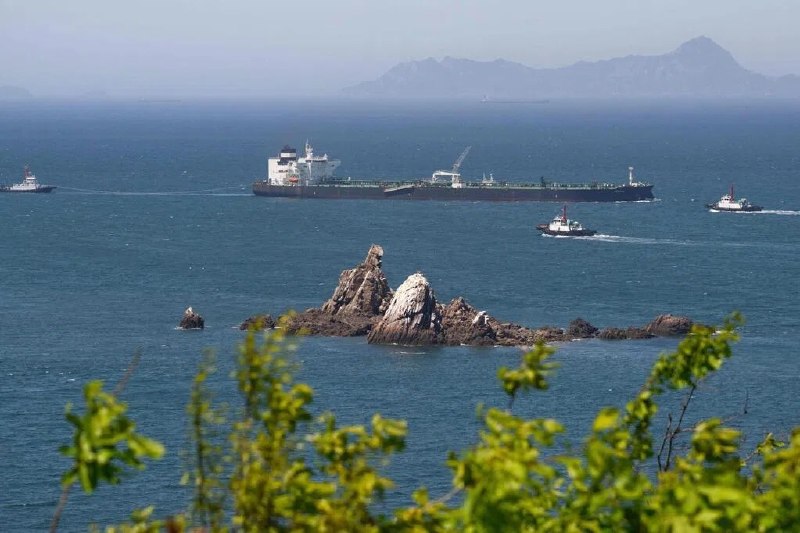 分析公司：霍尔木兹海峡“暗航”船只激增海事分析公司温沃德说，霍尔木兹海峡附近水域安全形势持续紧张，大量商业船只因担忧军事冲突、电子干扰及遭锁定风险，选择关闭船舶自动识别系统，转入“暗航”状态