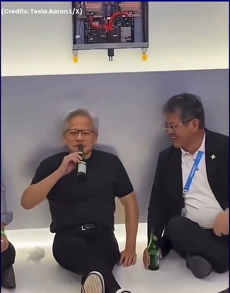 黄仁勋台北电脑展席地喝啤酒 与技嘉老总吹牛近日，一段英伟达首席执行官黄仁勋在COMPUTEX 2026（台北国际电脑展）期间，坐在地上与技嘉总经理李宜泰喝啤酒的视频在社交媒体上走红