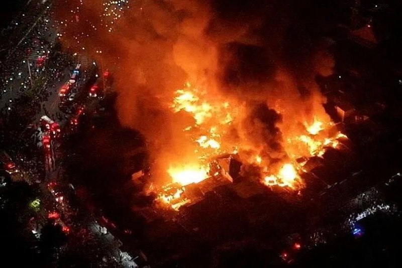 雅加达中部居民区发生大火 烧毁300多栋房屋印度尼西亚首都雅加达中部一人口稠密居民区星期一（6月1日）晚发生火灾，300多所房屋被毁