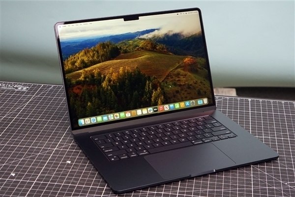 M5 Max MacBook Pro现体质差异：性能差距高达41.5% 只能换机解决据博主Zip Tie Tech调查发现，部分M5 Max MacBook Pro存在多核性能表现严重不一致的问题，在多项基准测试中分数波动幅度高达41.5%